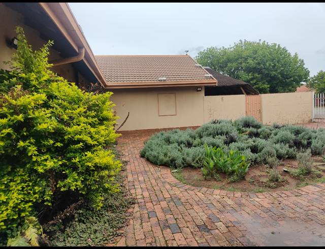 4 BEDROOM HOUSE TO LET IN VAALPARK